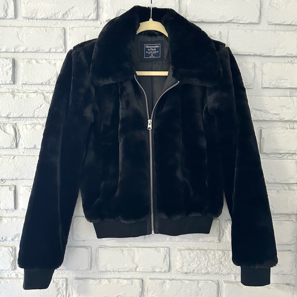 Like New Abercrombie & Fitch Black Faux Fur Bomber Jacket Coat Size XS